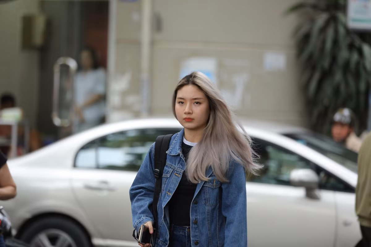 Bên cạnh những cô nàng mặc đồng phục tới nhận trường thi, không ít các bạn nữ khác lại ăn mặc khá thời trang và mái tóc được nhuộm màu cầu kì.