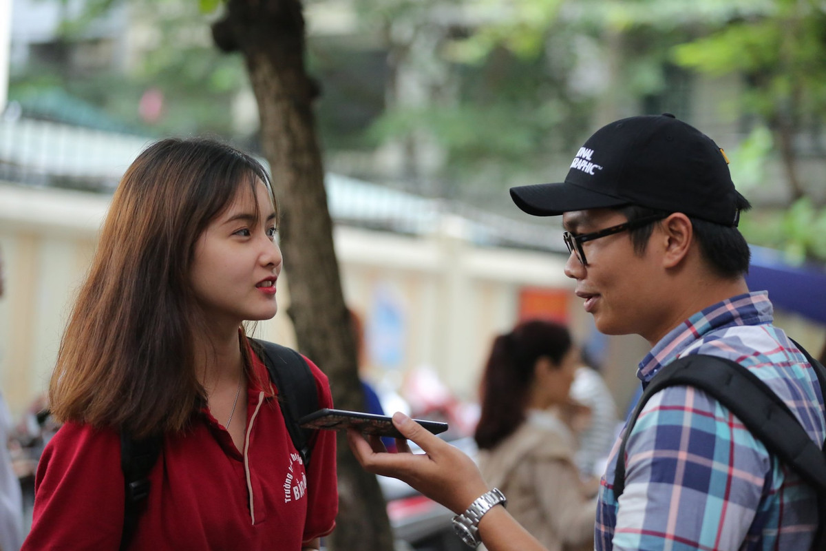 Ngay sau khi những bức ảnh về các bóng hồng tới dự thi cuộc thi quan trọng nhất cấp THPT được đăng tải trên MXH, các dân mạng đã không khỏi trầm trồ khen ngợi.