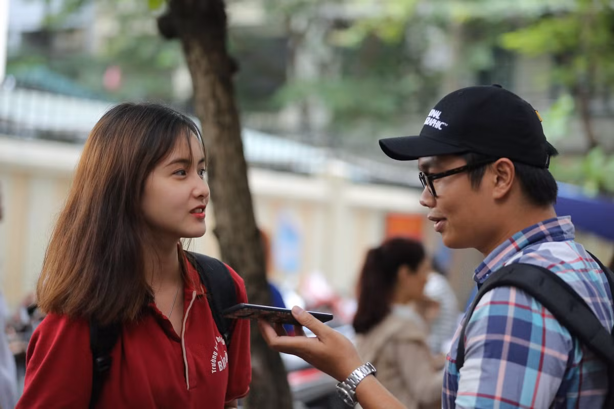 Ngay sau khi những bức ảnh về các bóng hồng tới dự thi cuộc thi quan trọng nhất cấp THPT được đăng tải trên MXH, các dân mạng đã không khỏi trầm trồ khen ngợi.