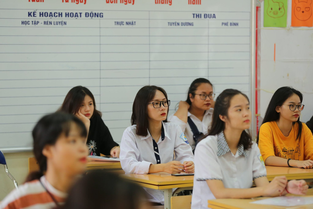 Ngày mai (25/6), thí sinh sẽ bước vào ngày thi đầu tiên. Các bạn sẽ thi 5 bài, gồm: Toán, Văn, Ngoại ngữ, hai bài tổ hợp Khoa học tự nhiên, Khoa học xã hội, trong đó trừ Văn thi tự luận, các môn còn lại đều thi trắc nghiệm.