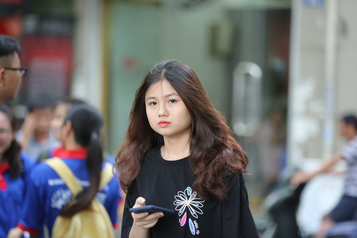 Được biết, kỳ thi tốt nghiệp THPT QG 2019 sẽ có 887.000 thí sinh cả nước, với gần 38.050 phòng thi; 1.980 điểm thi. Trong đó, có 233.977 thí sinh chỉ đăng ký để xét tốt nghiệp THPT mà không có nhu cầu dùng kết quả thi để xét tuyển vào các trường đại học (chiếm 26,38%); 622.925 thí sinh thi đăng ký để xét tốt nghiệp và tuyển sinh ĐH, CĐ (chiếm 70,22%); 30.202 thí sinh chỉ đăng ký để xét tuyển ĐH, CĐ (chiếm 3,04%).