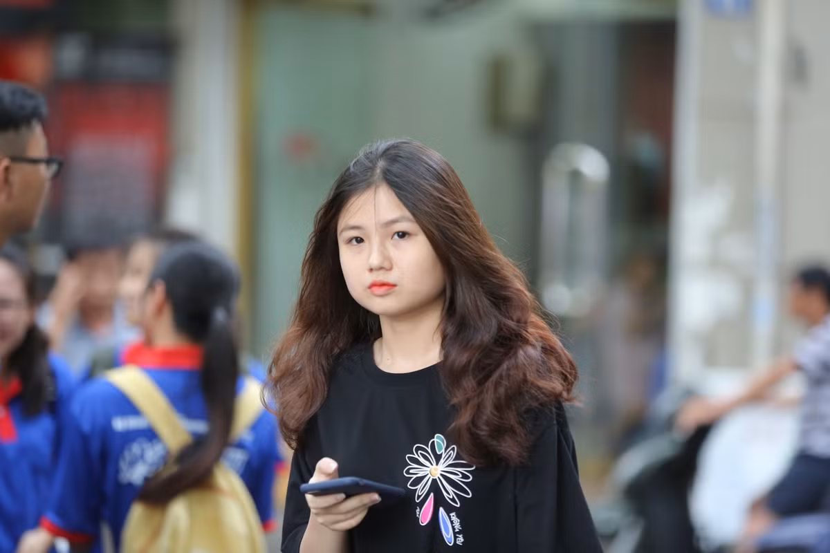 Được biết, kỳ thi tốt nghiệp THPT QG 2019 sẽ có 887.000 thí sinh cả nước, với gần 38.050 phòng thi; 1.980 điểm thi. Trong đó, có 233.977 thí sinh chỉ đăng ký để xét tốt nghiệp THPT mà không có nhu cầu dùng kết quả thi để xét tuyển vào các trường đại học (chiếm 26,38%); 622.925 thí sinh thi đăng ký để xét tốt nghiệp và tuyển sinh ĐH, CĐ (chiếm 70,22%); 30.202 thí sinh chỉ đăng ký để xét tuyển ĐH, CĐ (chiếm 3,04%).