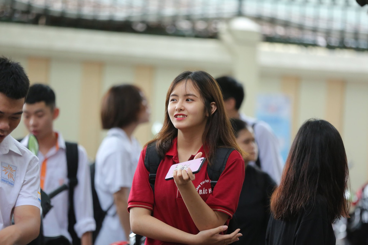 Gương mặt ưa nhìn và trong màu áo đồng phục của trường THPT dân lập Bắc Hà, cô bạn xinh đẹp này ngay lập tức chiếm sóng mạng xã hội.