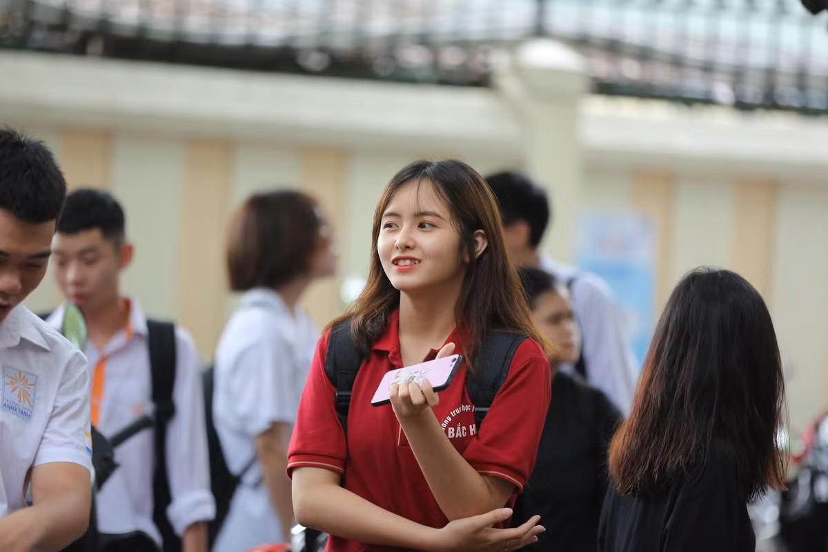 Gương mặt ưa nhìn và trong màu áo đồng phục của trường THPT dân lập Bắc Hà, cô bạn xinh đẹp này ngay lập tức chiếm sóng mạng xã hội.