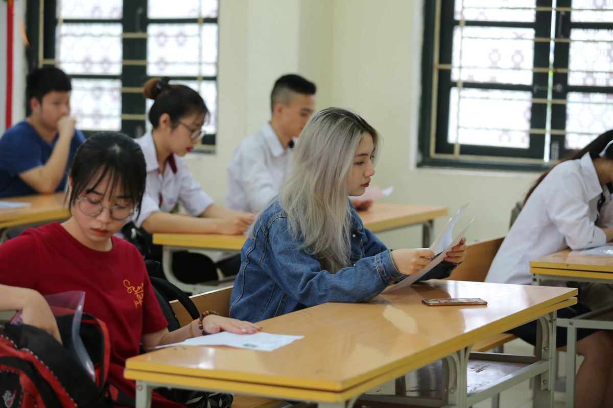 Tại Hà Nội, không khí mát mẻ sau cơn mưa đêm qua và sáng nay giúp các thí sinh đến làm thủ tục trong tâm thế khá thoải mái, vui vẻ.