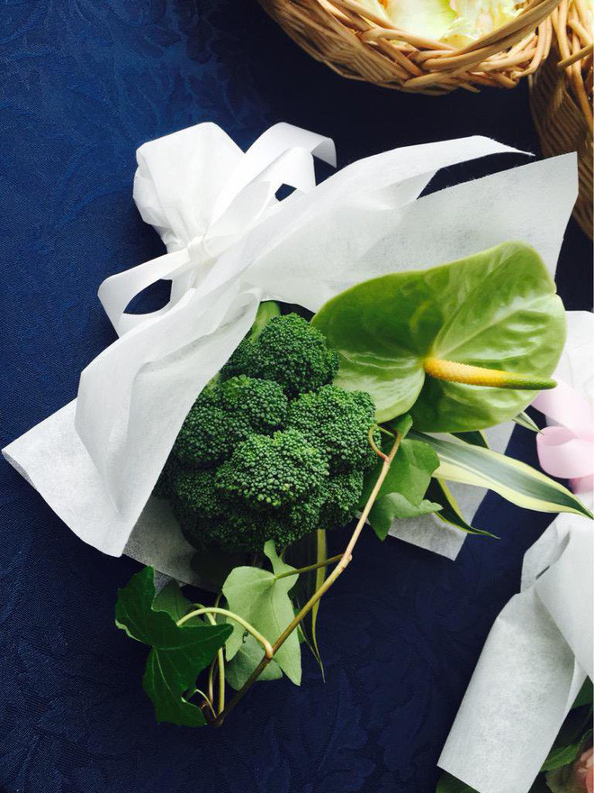 Không chỉ mang đến món quà tinh thần, bó hoa súp lơ này còn có thể giúp cả hai có thêm những phút giây mặn nồng, một bữa tối vui vẻ hạnh phúc.