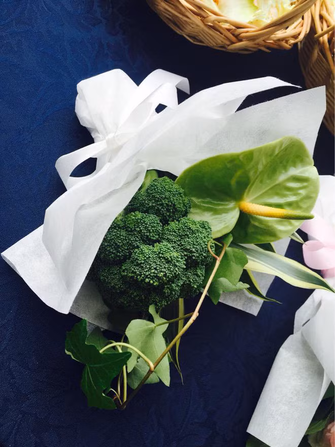 Không chỉ mang đến món quà tinh thần, bó hoa súp lơ này còn có thể giúp cả hai có thêm những phút giây mặn nồng, một bữa tối vui vẻ hạnh phúc.