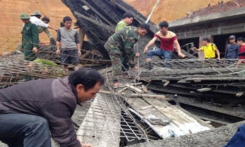 Người dân xung quanh và các cán bộ chức năng đã nhanh chóng giải cứu những nạn nhân trong vụ sập giàn giáo tại cây xăng Kim Sơn 1.