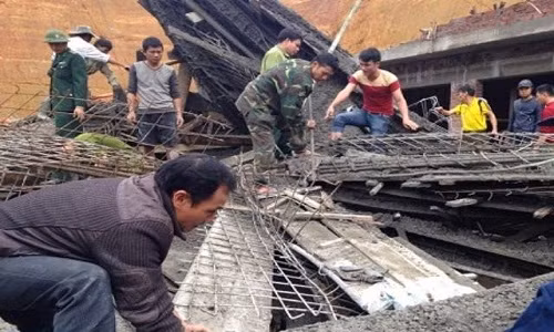 Người dân xung quanh và các cán bộ chức năng đã nhanh chóng giải cứu những nạn nhân trong vụ sập giàn giáo tại cây xăng Kim Sơn 1.