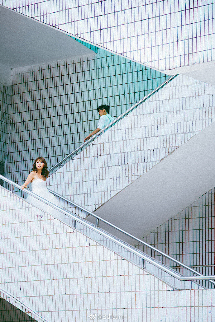 Nước ảnh cũ kĩ cũng gợi nên nhiều cảm xúc và sự hoài niệm là điều mà bộ ảnh cưới bằng máy film mang tới cho người xem. Nguồn ảnh: Zdream/ Weibo.