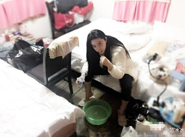 Nhiều fan khá thích thú với những hình ảnh siêu giản dị của Phạm Băng Băng, trái ngược với những sự hào nhoáng khi cô bước trên thảm đỏ, dù trong hoàn cảnh nào, Phạm Băng Băng vẫn vô cùng trẻ trung xinh đẹp. Tuy nhiên, nhiều fan cũng nhắc khéo cô nên dọn phòng trước khi chụp ảnh.