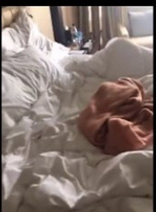 Còn đây là phòng ngủ của Hoa hậu Mai Phương Thúy trong một lần livestream với fan. Điều khiến các fan ngỡ ngàng là phát hiện ra thần tượng của mình cũng bừa bộn và luộm thuộm.