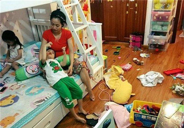 MC Ốc Thanh Vân cũng bất lực trước việc vứt đồ chơi bừa bãi của các con. Tuy nhiên, hầu hết mọi người đều thông cảm cho bà mẹ bỉm sữa bởi nhà có nhiều trẻ con đang đúng tuổi nghịch ngợm.