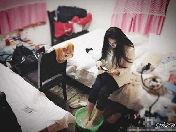 Một lần mỹ nhân họ Phạm chia sẻ một vài hình ảnh đời sống cá nhân của cô trên mạng xã hội cá nhân kèm dòng chia sẻ: "Những ngày tháng như này thật tốt, ai mà chưa từng trải qua những khoảng thời gian như này, không có gì là to tát cả!". Trong những bức ảnh có thể thấy Phạm Băng Băng không ngần ngại "khoe" phòng ngủ siêu bừa bộn của người đẹp, đồng thời thoải mái đánh răng, ngâm chân trong phòng.