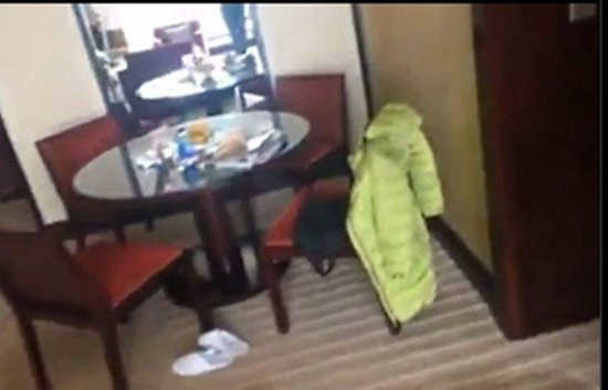 Cụ thể khi Mai Phương Thuý livestream trong phòng ngủ thì fan phát hiện phía sau giường còn chưa gập chăn, để nhăn nhúm, lại có khăn ở trên giường, ngoài ra quần áo, các đồ vật vương vãi khắp nơi.