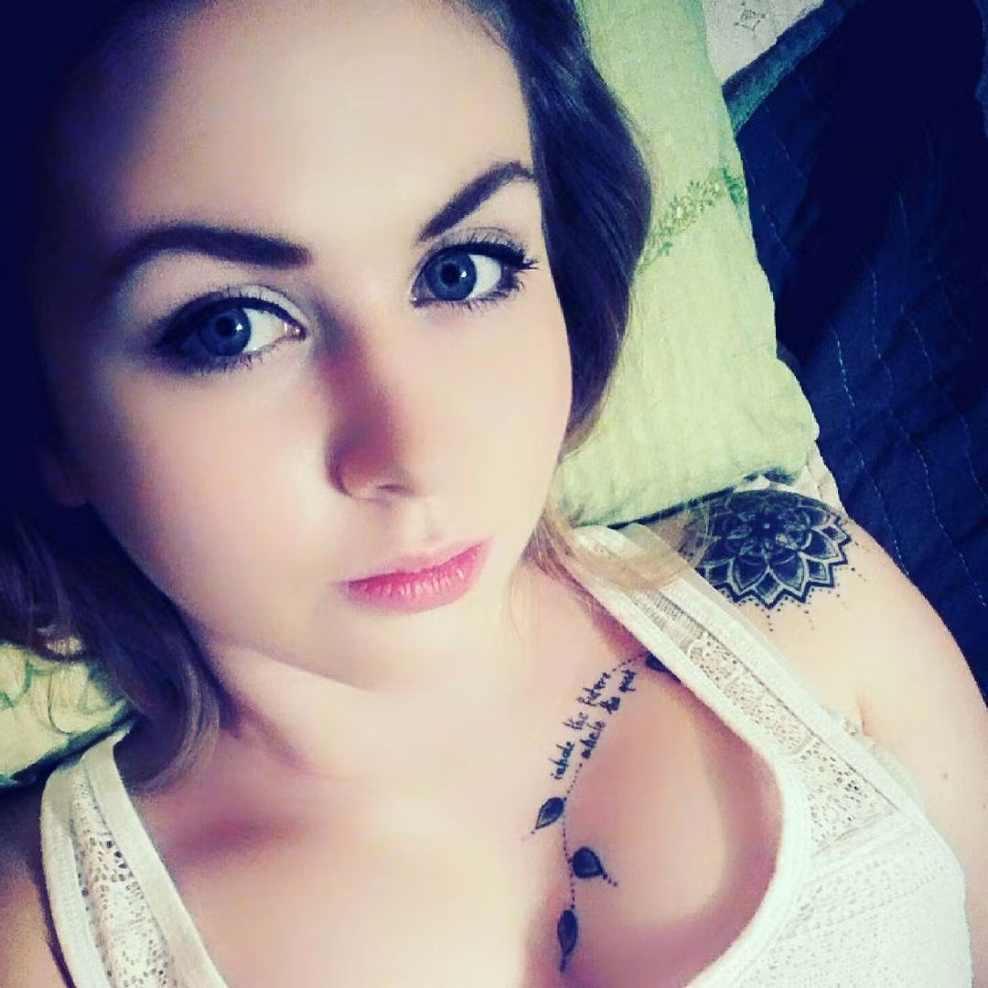 Nhiều cô nàng còn liều lĩnh thể hiện hình xăm của mình vòng quanh dưới "gò bông" của mình.