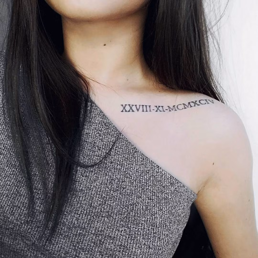 Xăm dòng ký tự số La Mã gần xương đòn khiến các nàng khi mặc áo lệch vai sẽ trở nên vô cùng quyến rũ.
