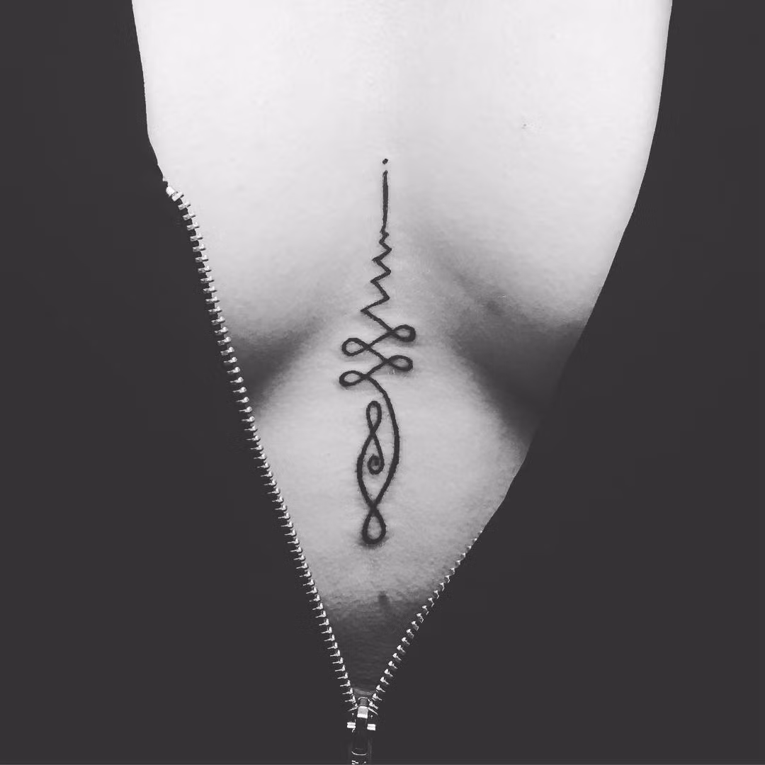 Ngoài ra, đối với phái yếu, hình xăm cá tính cũng là vũ khí cực kì lợi hại khiến các anh mê đắm nếu được "tận mục sở thị".