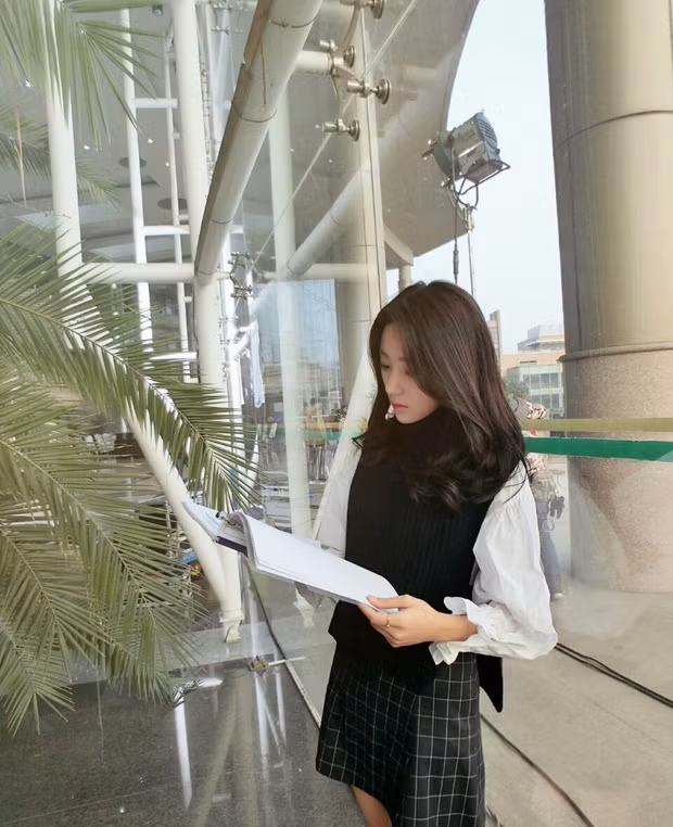 Vịnh Sướng từng tham gia một số vai diễn, trong đó nổi bật có lẽ là vai diễn Giang Ánh Nguyệt trong web drama "Thái tử phi thăng chức ký" từng gây sốt MXH cuối năm 2015, đầu năm 2016.