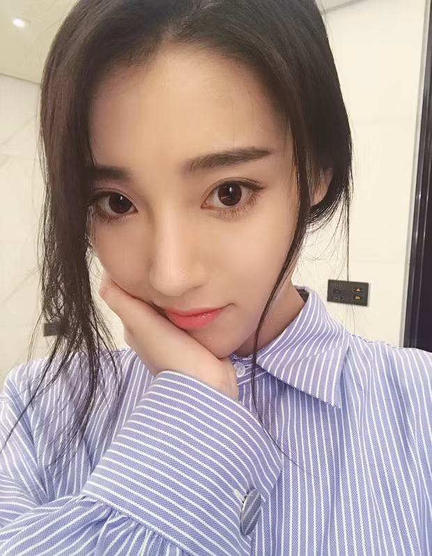 Nhan sắc dịu dàng, thuần khiết có phần mong manh của Vịnh Sướng dễ dàng cướp lấy trái tim của biết bao chàng trai thông qua những bức ảnh trên trang cá nhân của mình.