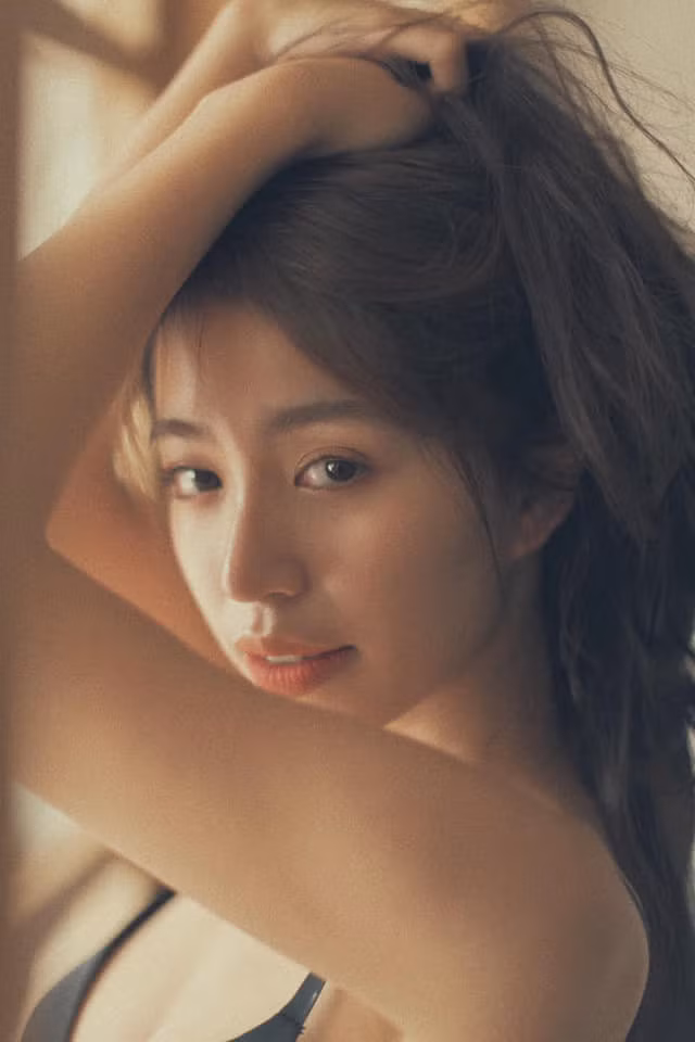 Không cần "hở bạo", nàng hot girl 22 tuổi vẫn toát lên sự quyến rũ trong từng bức hình.