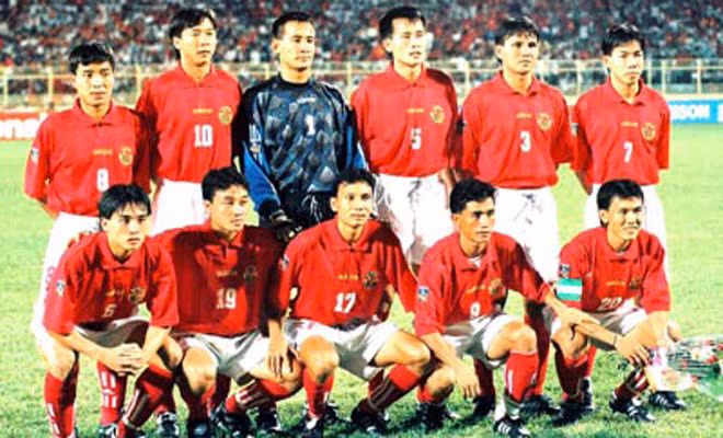 Tại Tiger Cup 1998, ĐT Việt Nam đã có chiến thắng lịch sử 3-0 trước Thái Lan tại bán kết. Với thành tích này, ĐT Việt Nam đã nhảy vọt 14 bậc vươn lên xếp thứ 84 trên BXH FIFA tháng 9/1998. Tuy nhiên, thế hệ vàng của bóng đá Việt với những Huỳnh Đức, Hồng Sơn hay Đức Thắng vẫn không thể hiện thực hóa giấc mơ có vàng.