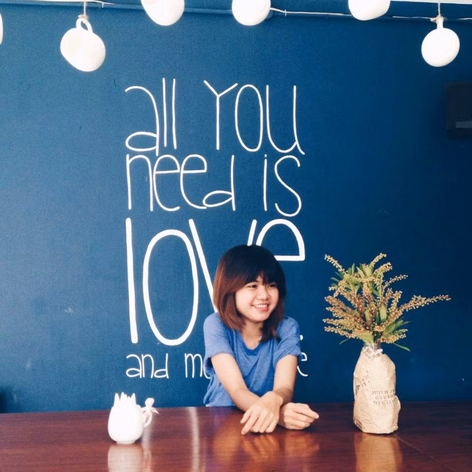 Dy Duyên là nữ nhiếp ảnh gia sinh năm 1987 tại Sài Gòn, cô nàng 8X này từng học chuyên ngành thiết kế đồ họa. Duyên được chú ý bởi tài năng với những bức ảnh chân dung có hồn và lột tả được cảm xúc hết sức chân thực.