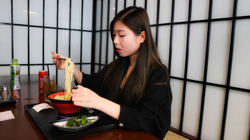 Lkhách đổ về cửa hàng mỳ Aori Ramen của nam ca sĩ Seungri càng thêm đông. Theo chia sẻ của Linh (quản lý nhà hàng) chia sẻ rằng trong ngày khai trương chỉ bán ra 300 bát mì nhưng nếu thực khách vẫn còn đông thì cửa hàng cho hay đã có giải pháp phục vụ.