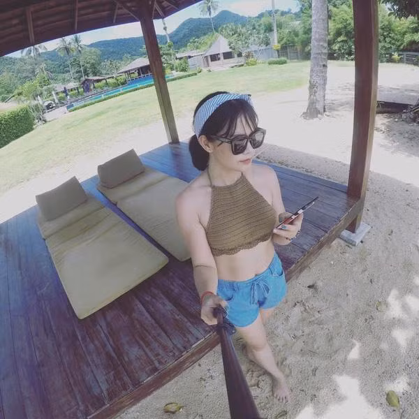 Điểm khiến nhiều du khách tới đảo Koh Chang đó là ở đây nước biển ở có màu trong xanh hết sức đẹp mắt, bên cạnh đó là những bãi cát trải dài trắng ngần không một gợn rác bẩn.