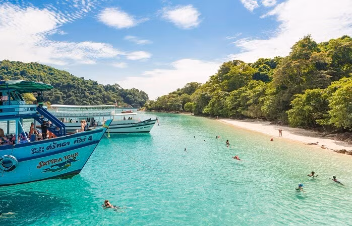 Để tới được thiên đường du lịch biển và rừng này, bạn có thể di chuyển bằng máy bay hoặc đi ca nô tới đây.