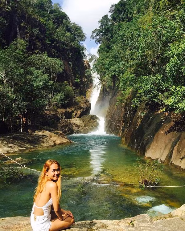 Koh Chang còn sở hữu khu rừng nhiệt đới rậm rạp, xanh mát đặc trưng, cộng với địa hình đồi núi với các vách đá phức tạp tạo nên những thác nước xinh đẹp, mát lành.