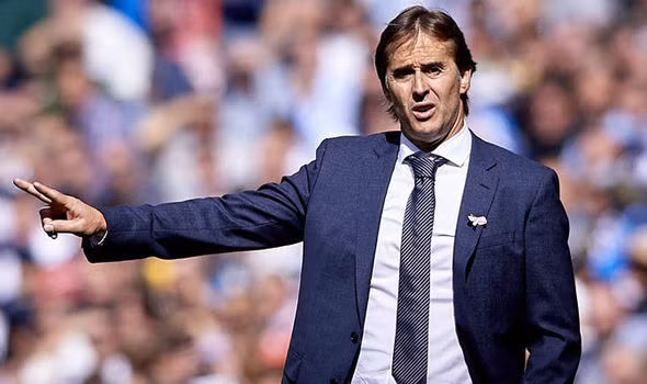 Theo Marca, HLV Lopetegui phải giúp Real Madrid đánh bại Barcelona mới mong giữ được ghế ở Bernabeu.