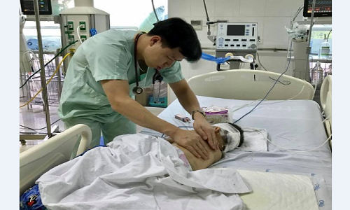 Hiện tại bệnh nhi đang được chăm sóc hồi sức tích cực sau mổ và dần ổn định sức khỏe.