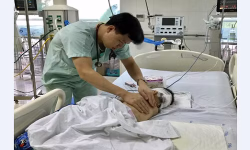 Hiện tại bệnh nhi đang được chăm sóc hồi sức tích cực sau mổ và dần ổn định sức khỏe.