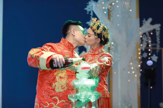 Nói về dàn xe mui trần và phân khối lớn diễu hành trong đám hỏi, Nhật Anh cho biết hai vợ chồng vô tình nghĩ ra việc này, dàn xe dâu là do anh trai chồng cô làm dịch vụ nên kỷ niệm hai vợ chồng.