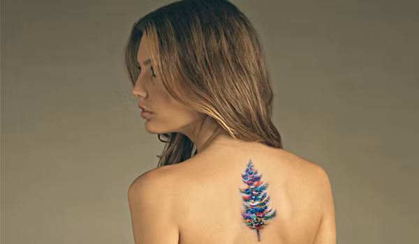 Cây thông Noel được thể hiện sinh động qua phong cách xăm sơn dầu đã từng trở thành mốt được nhiều bạn trẻ tại Việt Nam cũng như thế giới ưa chuộng thời gian trước đây. Ảnh trong bài: Sưu tầm Facebook.