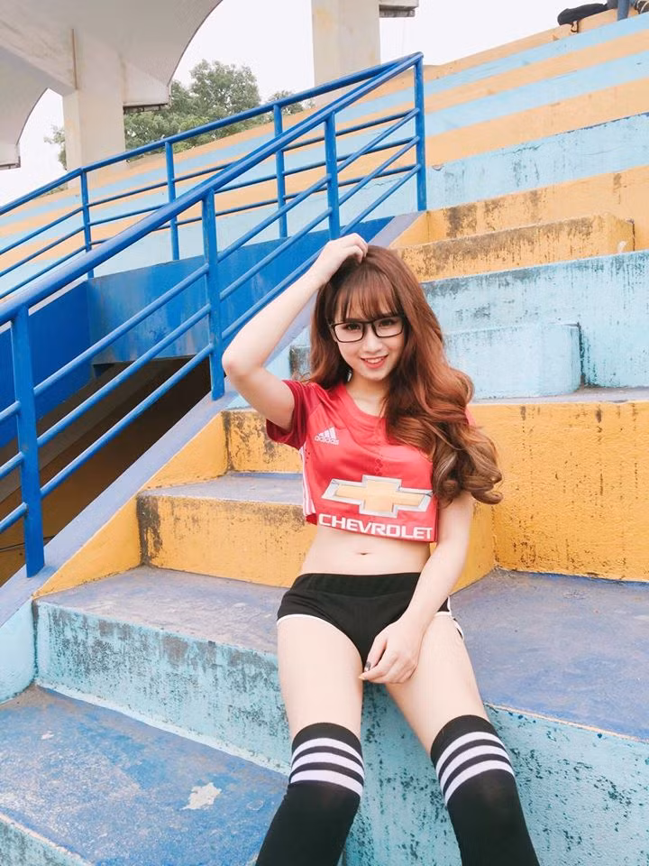 Cùng ngắm nhìn những bức ảnh của hot girl fan MU Nga Đoàn khiến nhiều người hâm mộ phải xao xuyến. Ảnh sử dụng trong bài: Facebook nhân vật.