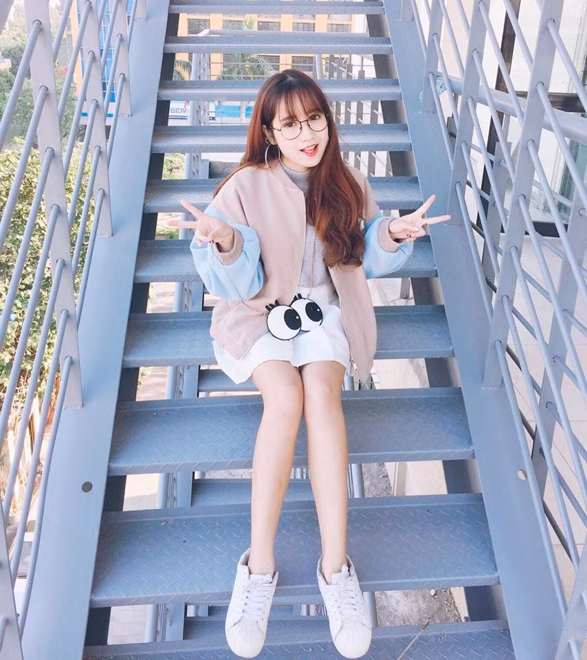 Sở hữu nước da trắng, gương mặt thon gọn, đôi mắt long lanh cùng nụ cười tỏa sáng, hot girl fan MU Nga Đoàn đã nhanh chóng chiếm được tình cảm với hàng ngàn lượt like trên trang cá nhân của mình.