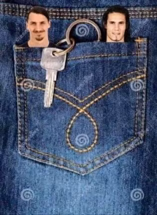 Cuộc đại chiến trên đất Pháp giữa PSG và Real Madrid đã kết thúc với tỷ số hòa không bàn thắng. Bộ đôi tiền đạo tiền tỷ của PSG là Zlatan Ibrahimovic và Edison Cavani đã bị cặp trung vệ của Real Madrid là Varane và Ramos bỏ túi trong bức ảnh chế hài hước.