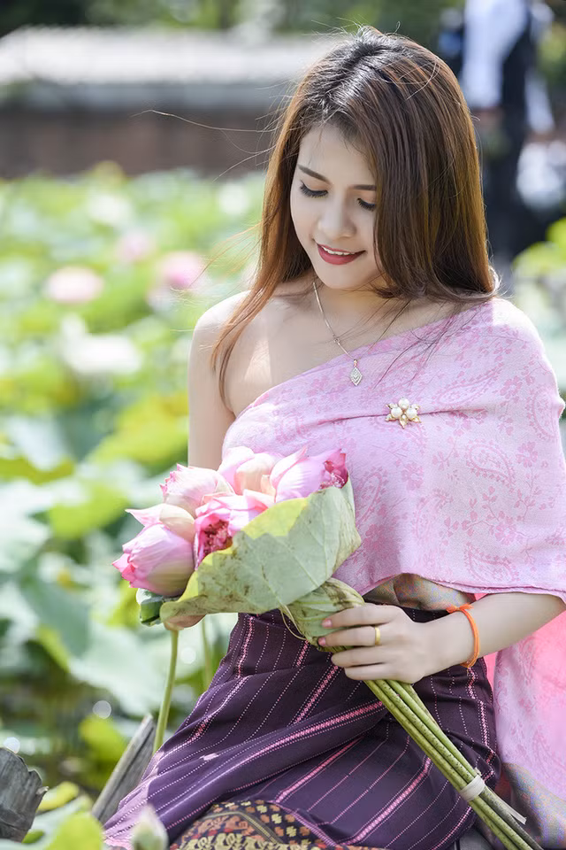 Nhiều thành viên còn nhận xét rằng, nếu chỉ nhìn qua những bức ảnh của Duangpasong Anisone khó có thể nhận biết cô là người Việt hay người Lào bởi nét đẹp của cô bạn này khá thuần túy.