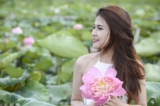 Theo chia sẻ của Duangpasong Anisone thì bộ ảnh được nhiếp ảnh Lê Xuân Bách chụp cho cô tại đầm sen ở huyện Thường Tín, Hà Nội.