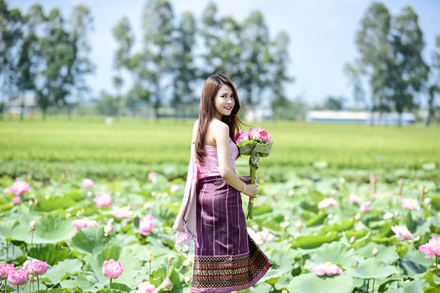 Còn nhớ, nhờ ưu điểm về chiều cao và gương mặt rất hài hòa, cô nàng đã vượt qua nhiều đối thủ khác để đạt giải nhì cuộc thi người mẫu cho nhãn hàng Keilish Viet Nam tổ chức, giải nhất trong cuộc thi sinh viên thanh lịch dành cho các sinh viên nước Lào – Việt Nam – Campuchia.