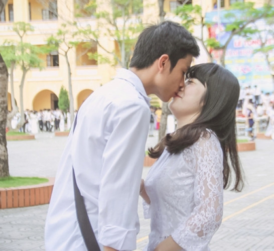 Có cùng quan điểm trên, bạn T.H cho biết: "Sẽ không có gì đáng nói nếu như đó chỉ là những cái hôn má kiểu bạn bè trong sáng. Dù trong dịp nào, hoàn cảnh nào thì sân trường cũng không phải là nơi để học sinh vô tư thể hiện tình cảm theo cái cách quá táo bạo, người lớn đến vậy".