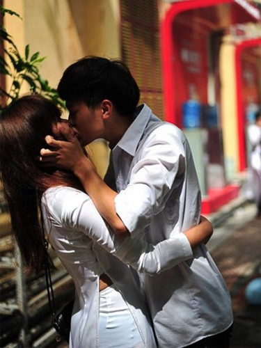 Tình yêu học sinh với những mối tình "gà bông", những rung động đầu đời... là kỷ niệm thú vị, nhưng cách thể hiện tình cảm quá táo bạo, quá hồn nhiên như trên chắc hẳn tạo nên nhiều nhức nhối cho các bậc phụ huynh hay thầy cô giáo.