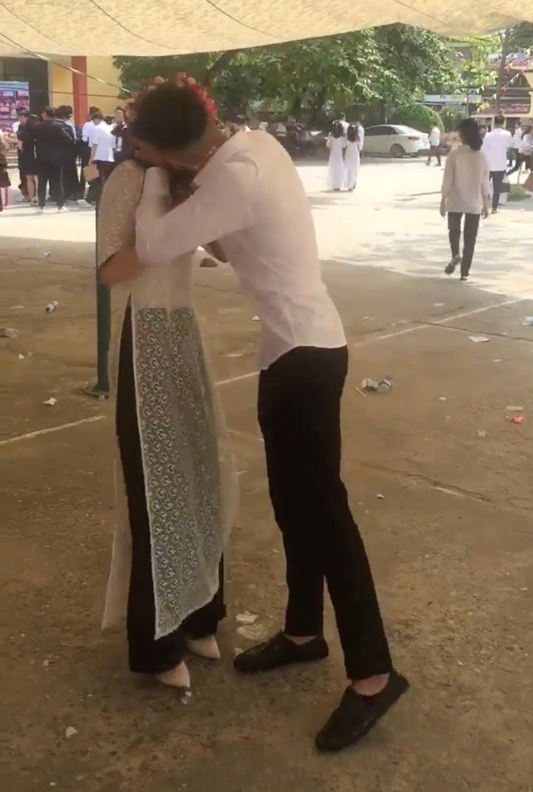 Trên nhiều diễn đàn mạng, những ngày qua cũng rộ lên các cuộc tranh cãi về cảnh các học sinh lớp 12 vô tư hôn nhau trong lễ bế giảng.