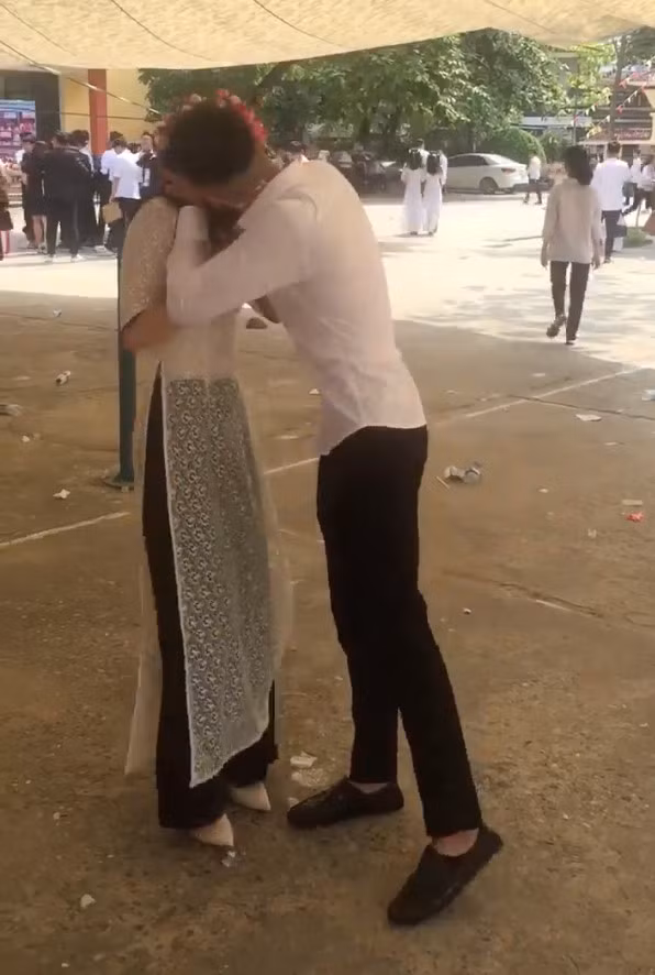 Trên nhiều diễn đàn mạng, những ngày qua cũng rộ lên các cuộc tranh cãi về cảnh các học sinh lớp 12 vô tư hôn nhau trong lễ bế giảng.