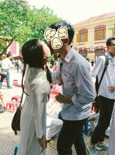 Nhìn cảnh tượng những cô, cậu học trò hôn nhau giữa sân trường, dư luận, cư dân mạng bộc lộ rất nhiều quan điểm, cảm xúc khác nhau.