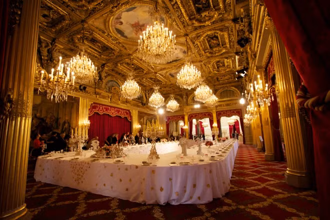  Điện Élysée, Paris, Pháp: Tọa lạc phố Faubourg-Saint-Honoré, cạnh đại lộ Gabriel và đại lộ Marigny, tất cả các phòng của điện nhìn ra công viên Elysée, trừ căn phòng Vestibule d’Honneur. Hai tòa nhà bên bao lấy sân điện là nơi đặt các phòng chính của các cố vấn tổng thống Pháp.