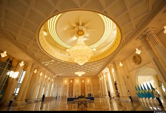  Phủ tổng thống Ak Orda, Astana, Kazakhstan: Đây là hình ảnh biểu trưng cho nền độc lập của quốc gia này, với kiểu kiến trúc pha trộn giữa kiến trúc Kazakhstan và kiến trúc phương Đông. Điểm nhấn của tòa nhà là mái vòm màu xanh dương, chóp màu vàng với biểu tượng mặt trời.