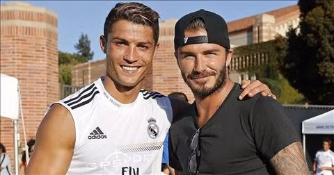 Beckham tính cướp Ronaldo khỏi Real Madrid: Sau khi vung tiền mua một đội bóng ở Miami tiến tới tham dự giải nhà nghề Mỹ MLS, ông chủ David Beckham muốn lập tức tạo dấu ấn khó quên với kế hoạch tham vọng chiêu mộ ngôi sao Cristiano Ronaldo của đội bóng cũ Real Madrid. Ảnh: Mirror